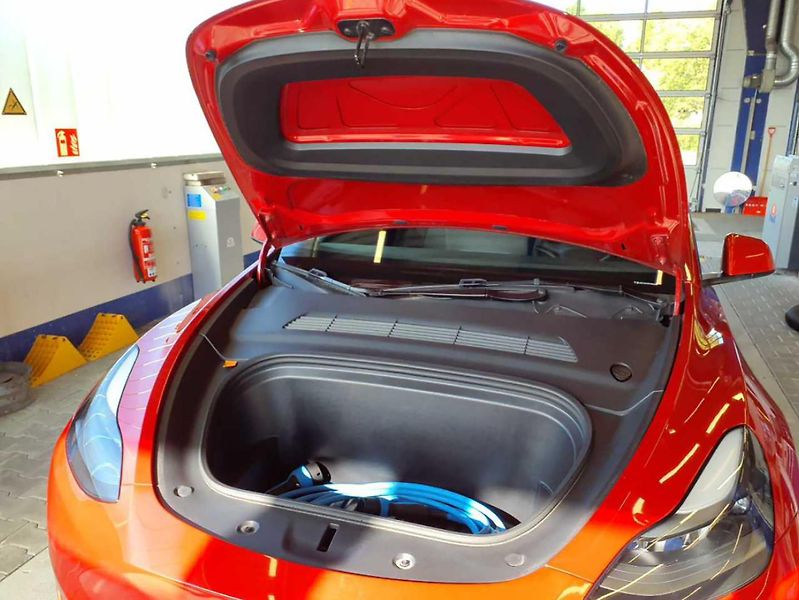 Tesla Model Y (2023) RWD, LFP baterie, Tažné - fotka 3 z 9