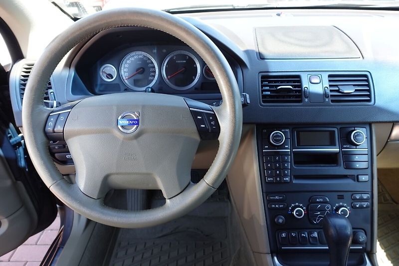 Volvo XC90 ZLEVNĚNO 2,4D5 136kW Summum 4x - fotka 15 z 28