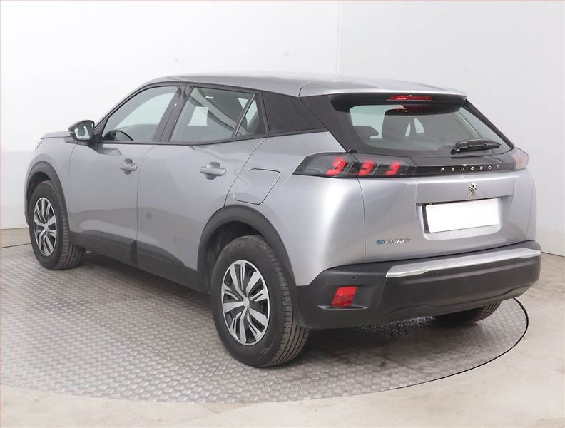 Peugeot 2008 (2023) Active Pack 50 kWh, SoH 98% - fotka 4 z 18