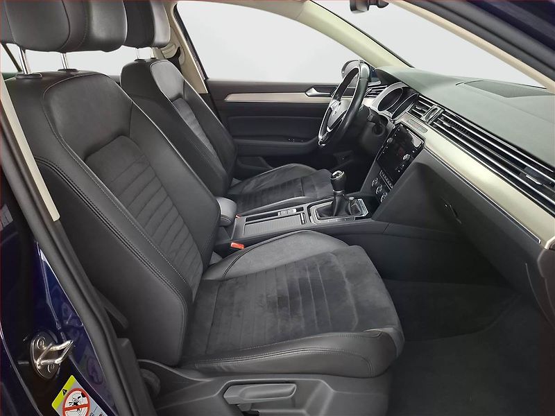 Volkswagen Passat (2018) R-Line 2.0 TDI, Kůže, Tempomat - fotka 9 z 19