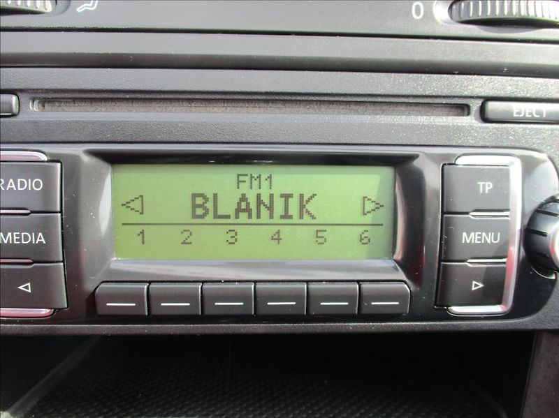 Volkswagen Golf 1,6 i, klima,serviska,1.maj., - fotka 16 z 39