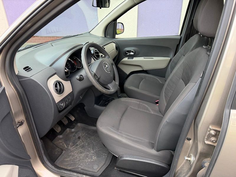 Dacia Lodgy 1,6 i / 7-míst / 1.maj./ ČR /  - fotka 9 z 24