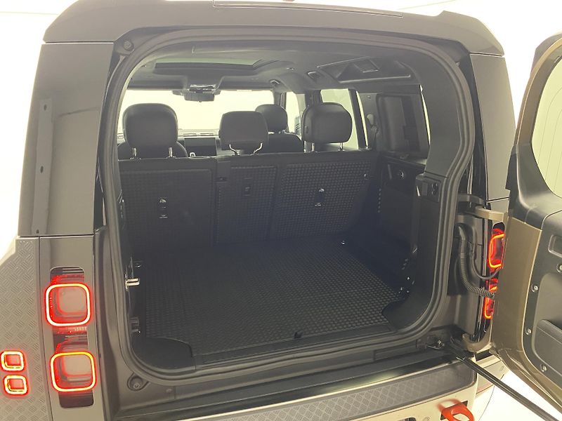 Land Rover Defender 110 D300 X AWD AUT CZ - fotka 6 z 55