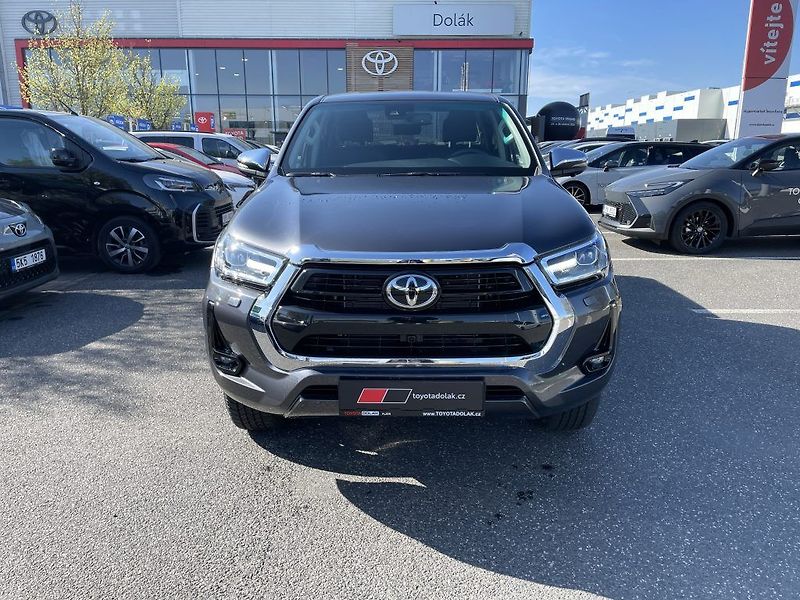 Toyota Hilux 2.8D Executive - fotka 9 z 30