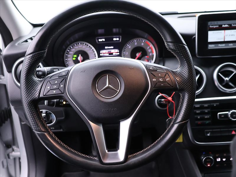 Mercedes-Benz Třídy A 1,6 180i 90kW CZ Sport Xenon - fotka 16 z 30