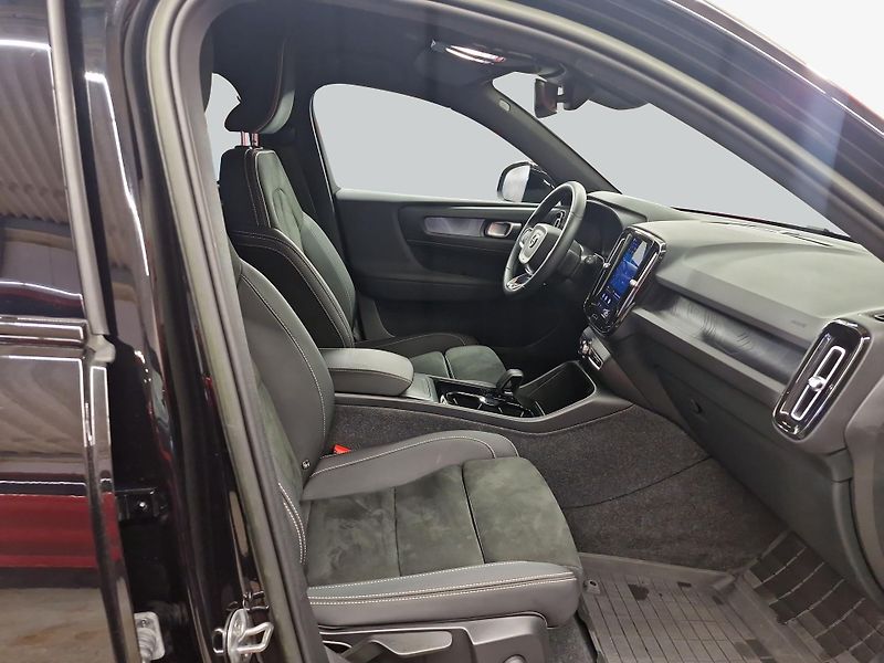 Volvo XC40 Recharge 69 kWh Plus - fotka 12 z 19