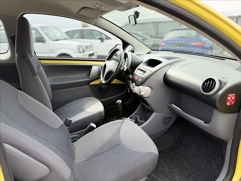 Peugeot 107 1,0 i 77tKm KLIMA SERVO - fotka 17 z 19