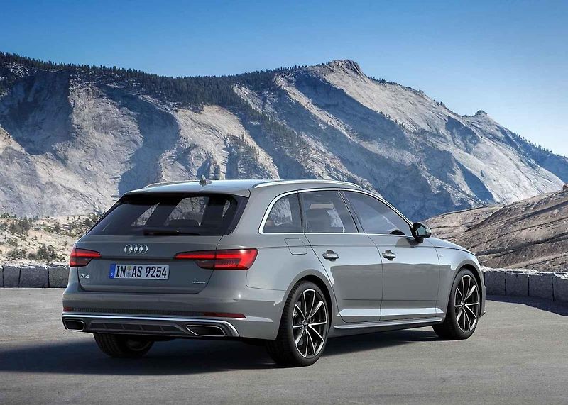 Audi A4 se v první generaci chlubila nápaditými propagačními snímky.