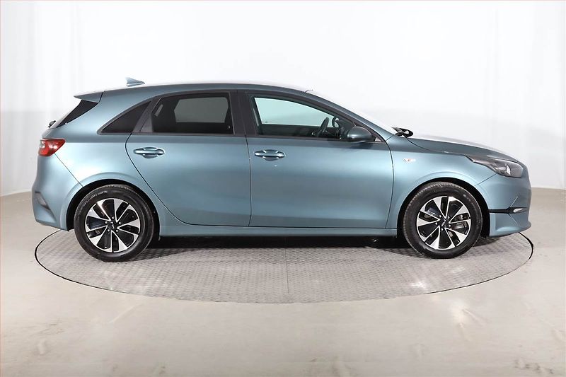 Kia Ceed (2024) Silver 1.5 T-GDI, Serv.kniha - fotka 5 z 19