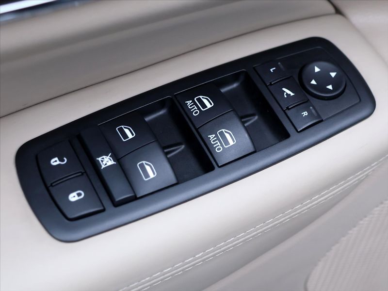 Jeep Grand Cherokee 3.0 CRDI 184kW Overland 4WD - fotka 16 z 40