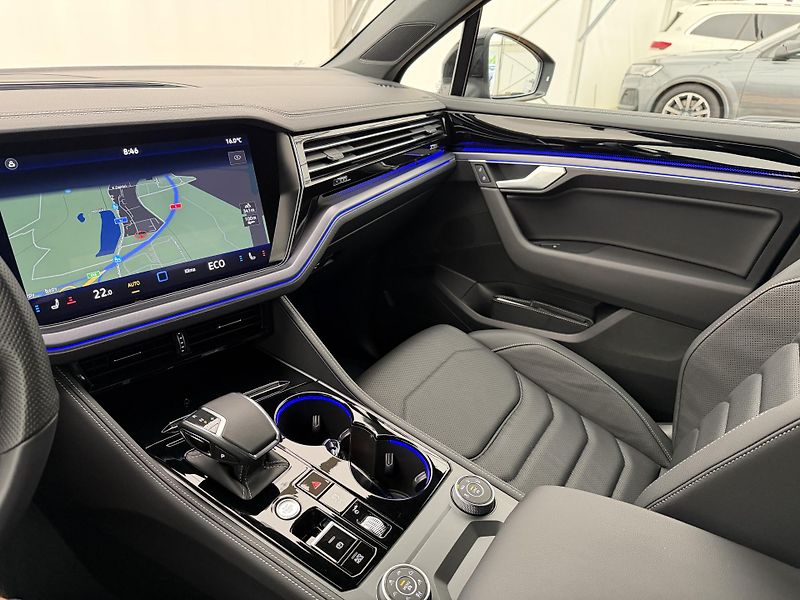 Volkswagen Touareg 3.0Tdi*1-MAJ*DPH*R-LINE*HUD* - fotka 29 z 51