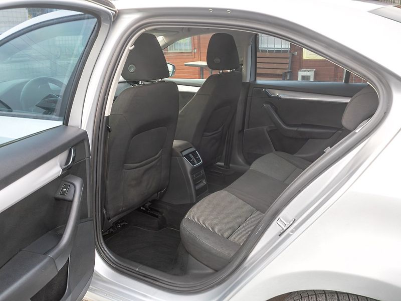 Škoda Octavia (2012) ČR 1.2TSI – NAVIGACE - fotka 32 z 44