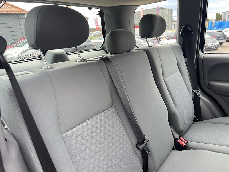Jeep Cherokee 2.8CRD 4x4 MANUÁL 6 R.ST. - fotka 25 z 38