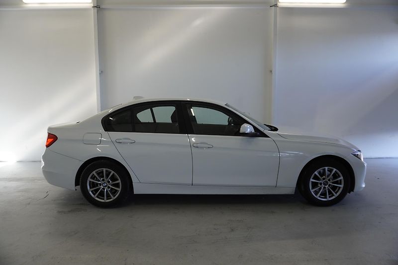 BMW Řada 3 (2014) 318D 2,0 SEDAN - fotka 4 z 32