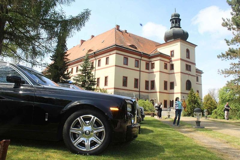 Luxusní vozy se v sobotu 4. května sjely na zámek do Lnář. Převládala auta značky Rolls-Royce.
