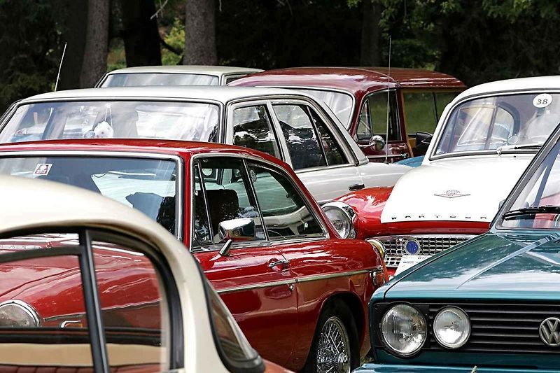 Sokolovská soutěž ElegancRallye vystavila železné miláčky u zámku Kynžvart