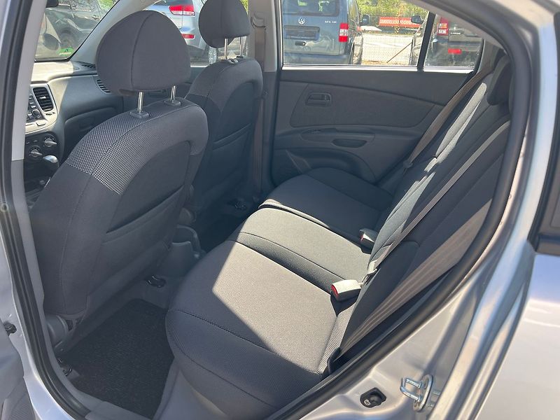 Kia Rio 1.4 16V - fotka 10 z 16