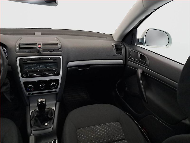Škoda Octavia (2011) 1.9 TDI, po STK, slušný stav - fotka 8 z 17