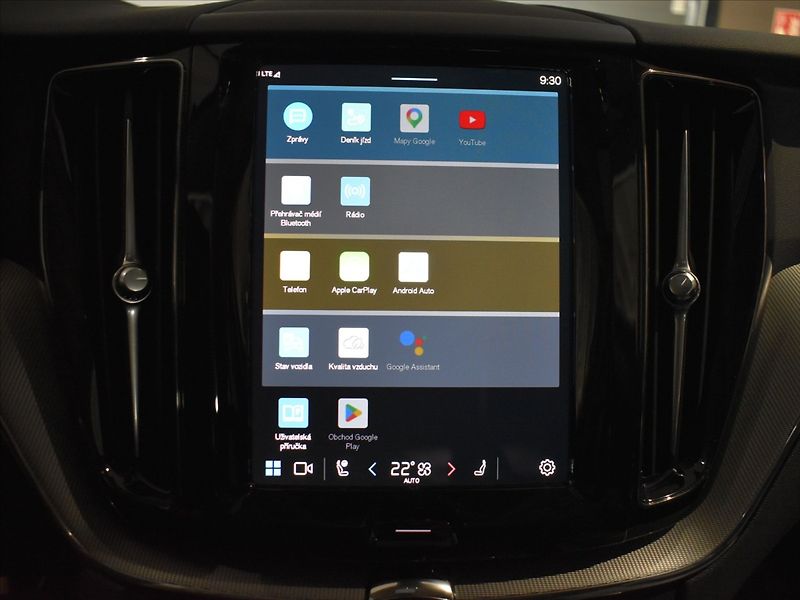 Volvo XC60 2,0 B4 AWD Plus Blis,Bezklíč - fotka 18 z 23