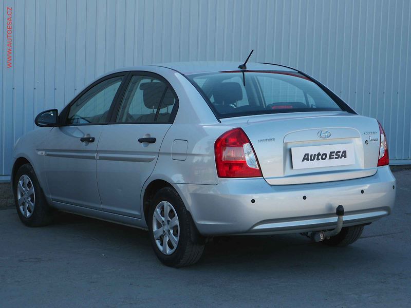 Hyundai Accent (2010) 1.4i, 1.maj,ČR, TZ, park - fotka 6 z 14