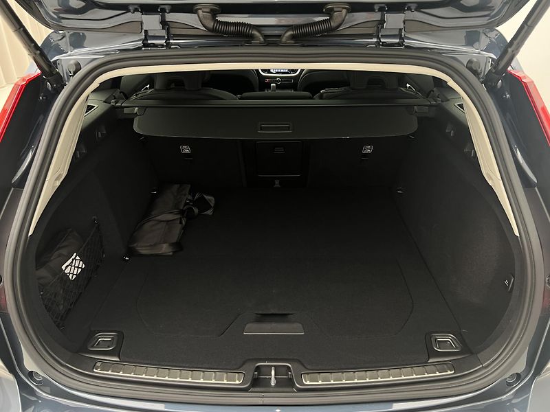 Volvo V60 B4 DARK PLUS AUT - fotka 5 z 45
