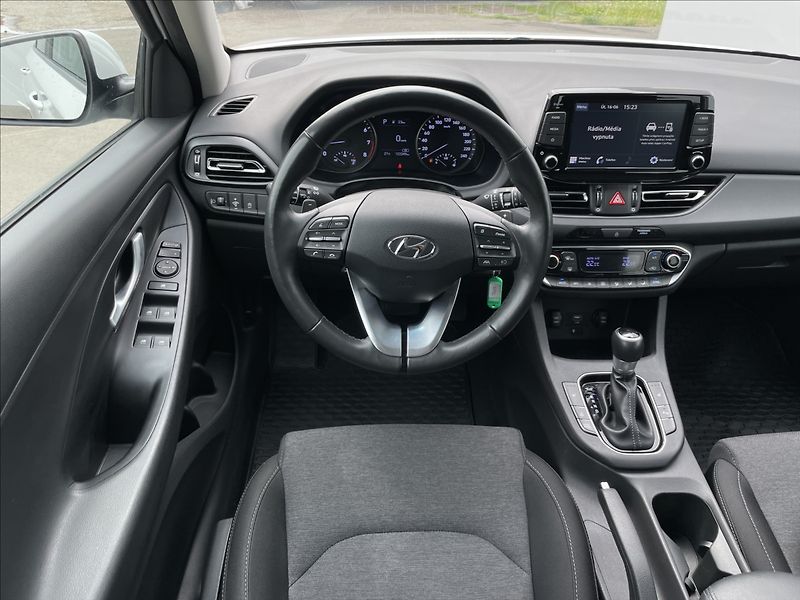 Hyundai i30 1,5 T-GDI AT7 Combi Smart PDC - fotka 7 z 23