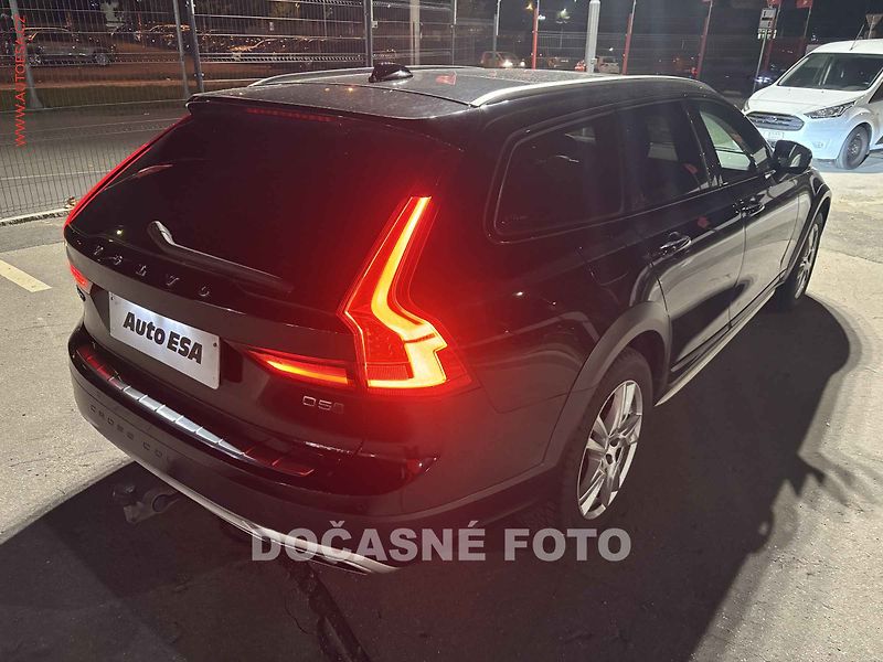 Volvo V90 (2018) D5 4x4, AT, navi, LED - fotka 2 z 3