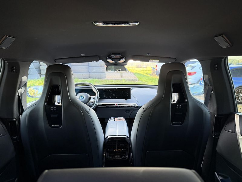 BMW iX xDrive40 SPORT H&K SkyLounge - fotka 13 z 33