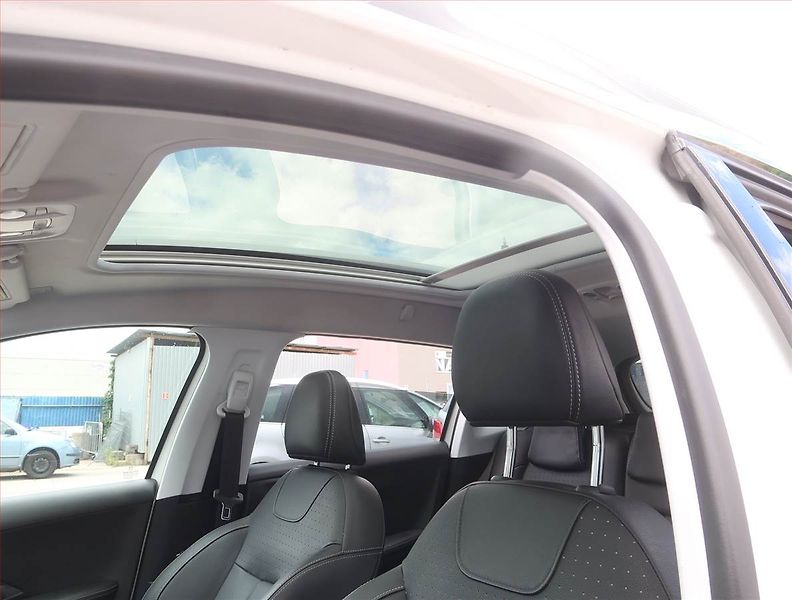 Peugeot 2008 (2014) 1.6 VTi, Serv.kniha, Navi - fotka 16 z 19