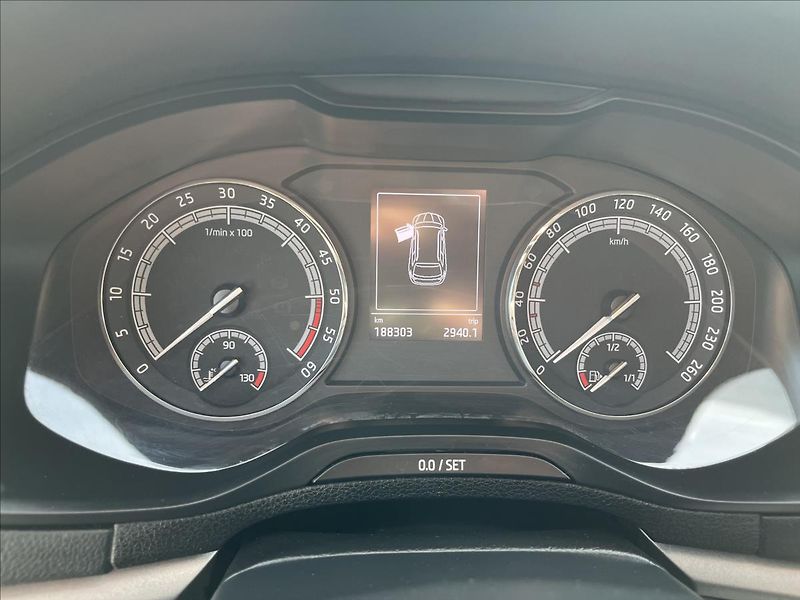 Škoda Karoq 2,0 TDi 110 4x4 DSG TAŽNÉ -DPH - fotka 26 z 47