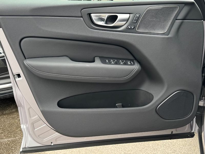 Volvo XC60 PLUS B5, 360°, VENTILACE - fotka 8 z 24