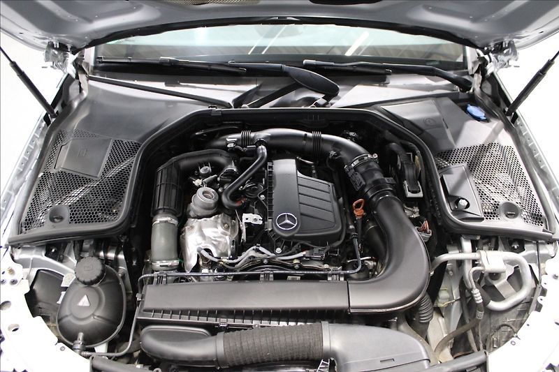 Mercedes-Benz Třídy C 1,6 200d AMG line - fotka 7 z 35