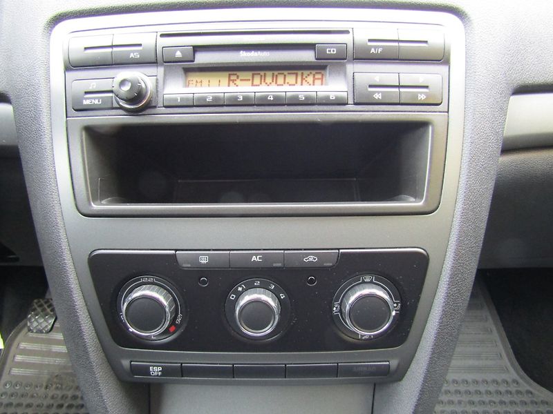 Škoda Octavia (2009) 1.6 MPI 75kW 1.MAJITEL - fotka 32 z 35