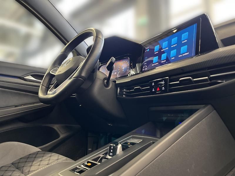 Volkswagen Golf 1,5 TSI EVO BMT 110 kW R-Line - fotka 16 z 22