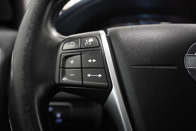 Volvo XC60 2,4 D5 AWD AUTOMAT - fotka 23 z 38