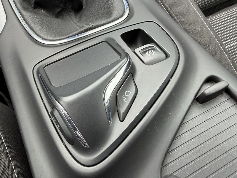 Opel Insignia 1.6 SIDI XENON NAVIGACE TAŽNÉ - fotka 24 z 48