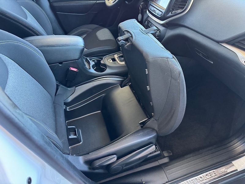 Jeep Cherokee (2015) 2.0 L TD Longitude - fotka 25 z 50