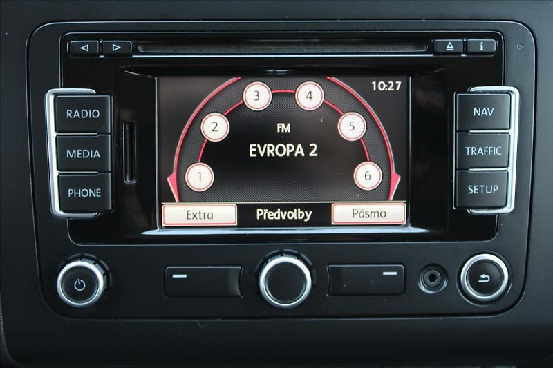 Volkswagen Touran 1,2 TSI  7 MÍST,VÝHŘEVY - fotka 13 z 29