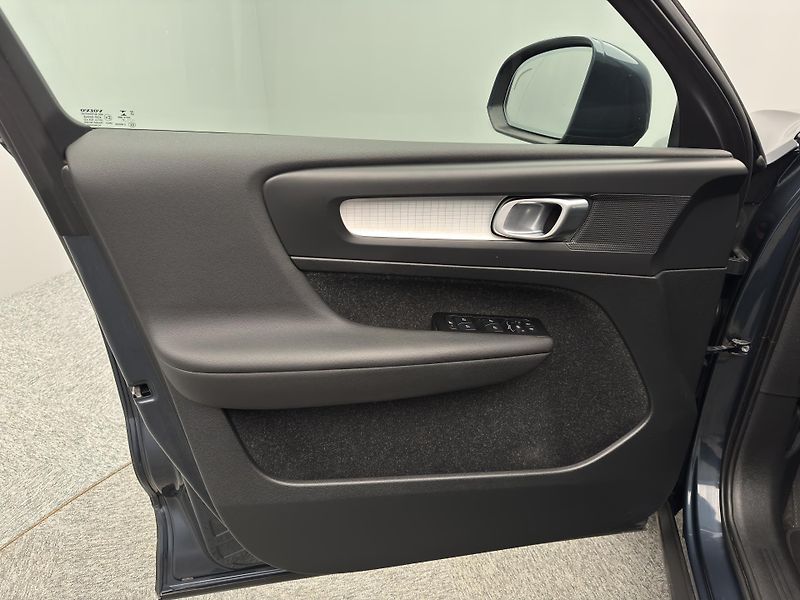 Volvo XC40 T3 MOMENTUM CZ REZERVACE - fotka 18 z 47