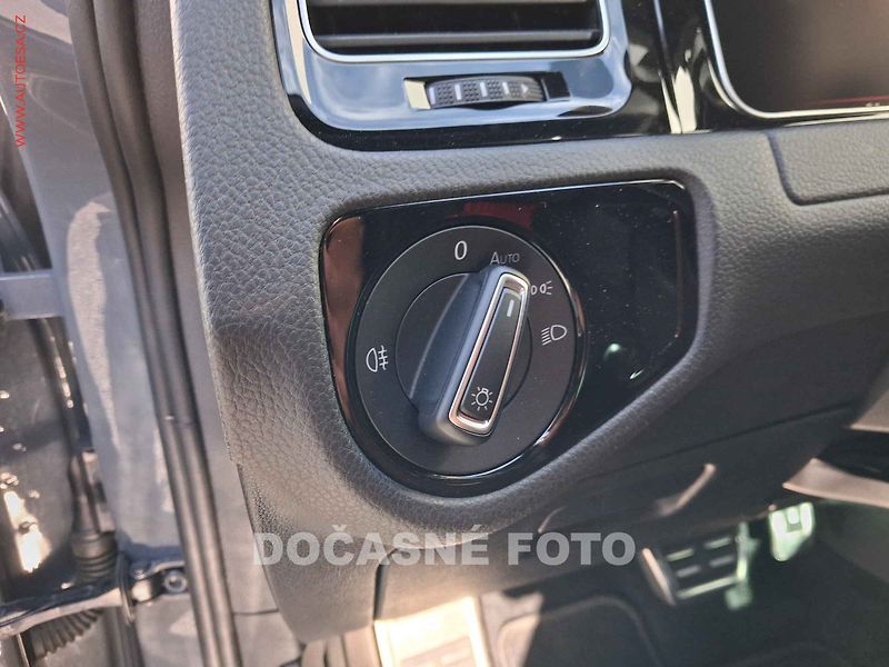 Volkswagen Golf (2019) 2.0 TSi, GTi, DSG, LED - fotka 15 z 20