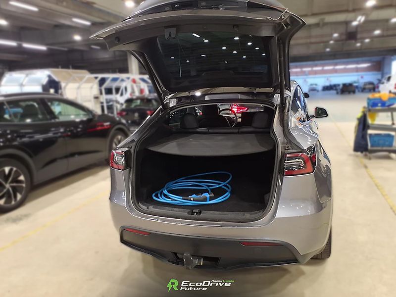 Tesla Model Y (2023) 4×4 | Berlín | Tažné 1 600 kg - fotka 8 z 9