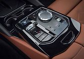 Na středovém tunelu zůstal ovladač iDrive a volič převodovky