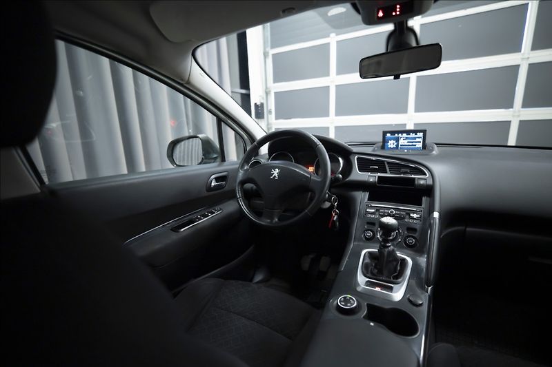 Peugeot 3008 2,0 HDI NAVIGACE TAŽNÉ - fotka 11 z 36