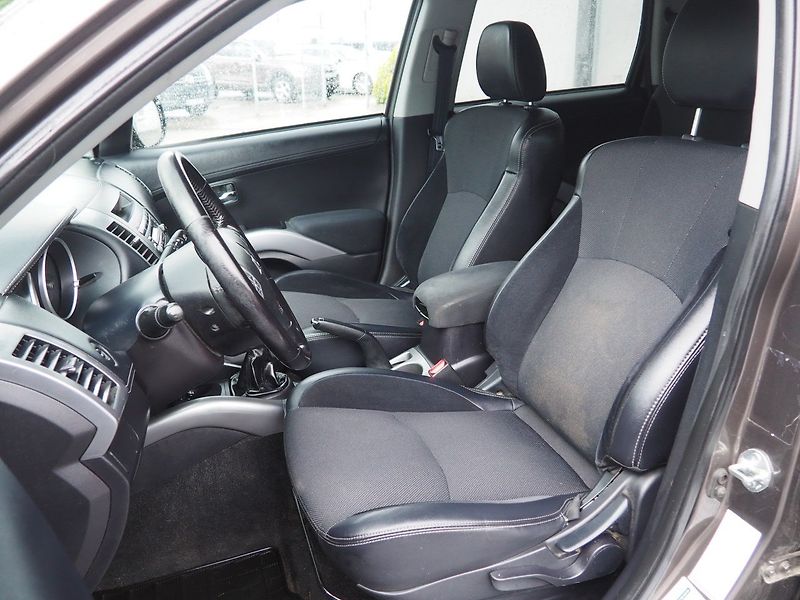 Mitsubishi Outlander (2010) 2.0 DI-D, 123 kW, 4x4 - fotka 10 z 35