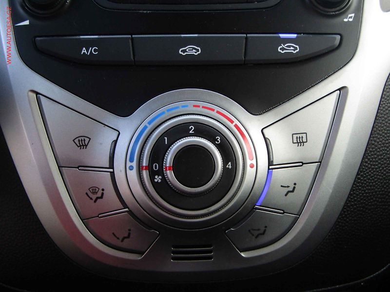 Hyundai ix20 (2013) 1.4 CRDI, ČR, AC - fotka 13 z 15