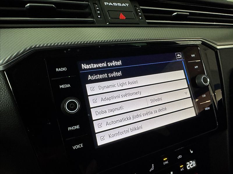 Volkswagen Passat 2,0 TDi  DSG R-Line LED Assist - fotka 30 z 44
