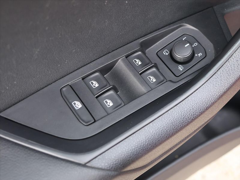 Škoda Karoq 1.5 TSI Sportline Virtual 1.Ma - fotka 14 z 28