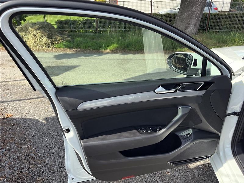 Volkswagen Passat 2,0 TDi DSG DPH  Webasto,Kamer - fotka 10 z 50