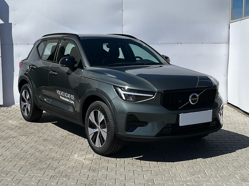 Volvo XC40 PLUS DARK B3 120kW - fotka 4 z 24