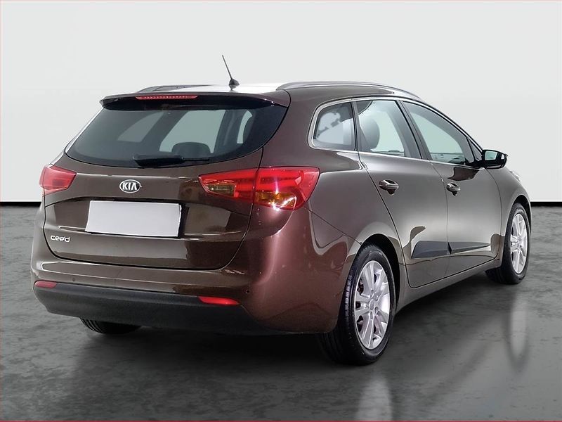Kia Ceed (2012) 1.6 GDI, Navi, Xenony - fotka 5 z 17
